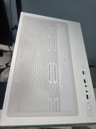 PC Gaming con Torre Blanca rtx 5060