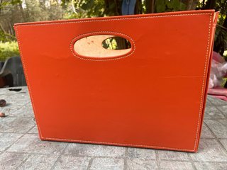Revistero de piel naranja
