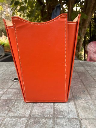Revistero de piel naranja