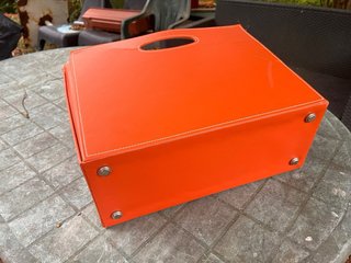Revistero de piel naranja