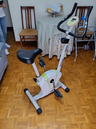 Bicicleta estática Movi Fitness MT 800-J