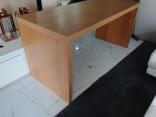 Escritorio de madera marrón