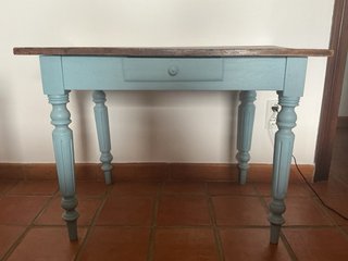 Mesa antigua francesa azul y madera
