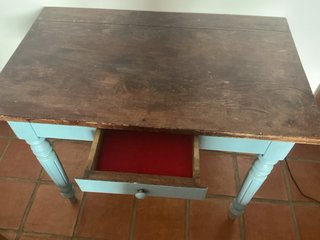 Mesa antigua francesa azul y madera