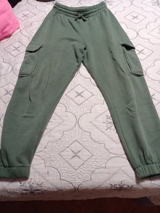 Pantalón chándal verde con bolsillos