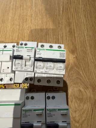 Lote de magnetotérmicos y diferenciales Schneider