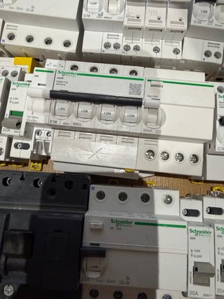 Lote de magnetotérmicos y diferenciales Schneider