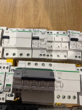 Lote de magnetotérmicos y diferenciales Schneider