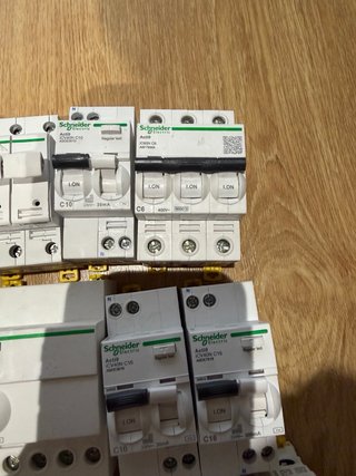 Lote de magnetotérmicos y diferenciales Schneider