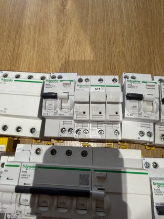 Lote de magnetotérmicos y diferenciales Schneider