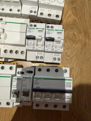 Lote de magnetotérmicos y diferenciales Schneider