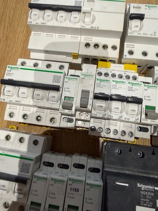 Lote de magnetotérmicos y diferenciales Schneider