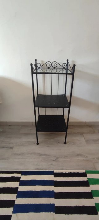 Estantería de metal y cristal negra