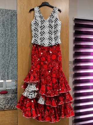 Traje de flamenca rojo y blanco