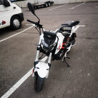 Benelli TNT 125 Naked Blanca y Roja