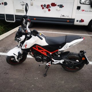 Benelli TNT 125 Naked Blanca y Roja