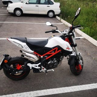 Benelli TNT 125 Naked Blanca y Roja