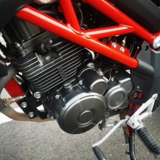 Benelli TNT 125 Naked Blanca y Roja