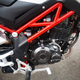 Benelli TNT 125 Naked Blanca y Roja