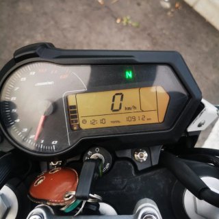 Benelli TNT 125 Naked Blanca y Roja
