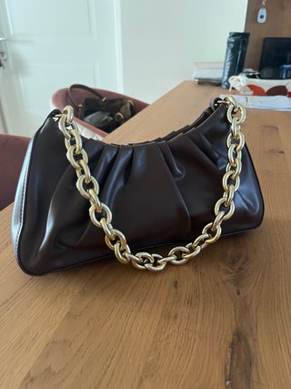 Borsa a spalla marrone con catena