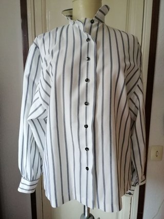 Blusa de rayas verticales blanca y negro