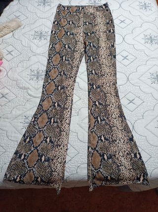 Pantalón acampanado estampado serpiente
