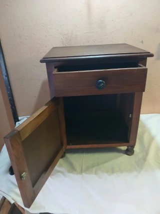 Mesita auxiliar antigua de madera