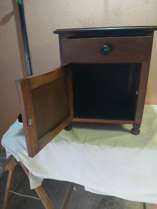 Mesita auxiliar antigua de madera