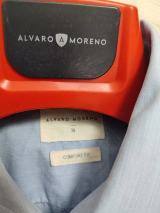 Traje azul marino y camisa Álvaro Moreno