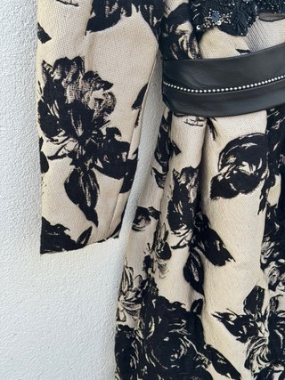 Abrigo Zara studio floral negro y beige XS