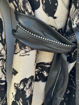 Abrigo Zara studio floral negro y beige XS