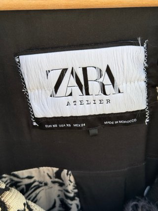 Abrigo Zara studio floral negro y beige XS