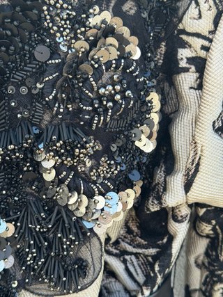 Abrigo Zara studio floral negro y beige XS