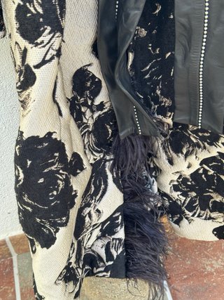 Abrigo Zara studio floral negro y beige XS