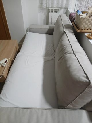 Sofá de tela beige