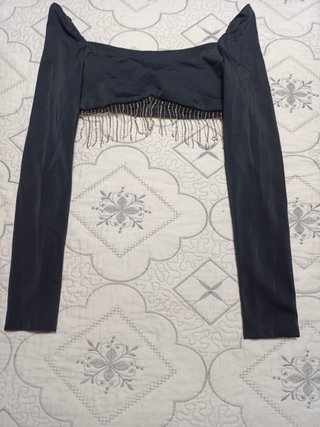 Top corto negro con flecos plateados