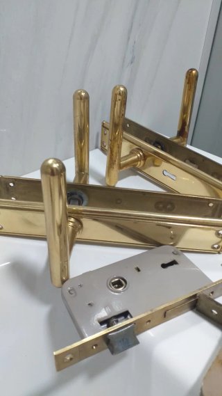 Manillas y herrajes dorados para puertas