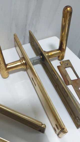 Manillas y herrajes dorados para puertas