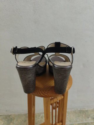 Zapatos de tacón negros y plateados