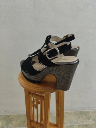 Zapatos de tacón negros y plateados