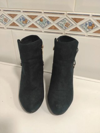 Botines de Ante Negros Talla 35. Cada par 5 euros