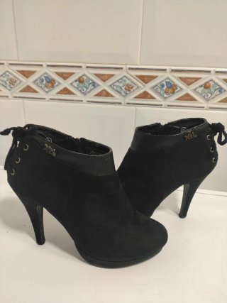 Botines de Ante Negros Talla 35. Cada par 5 euros
