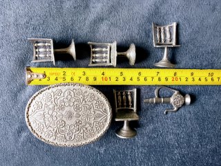 Miniatura mesa y sillas de metal
