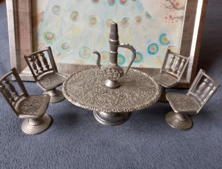Miniatura mesa y sillas de metal