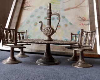 Miniatura mesa y sillas de metal