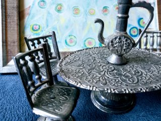 Miniatura mesa y sillas de metal