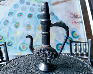 Miniatura mesa y sillas de metal