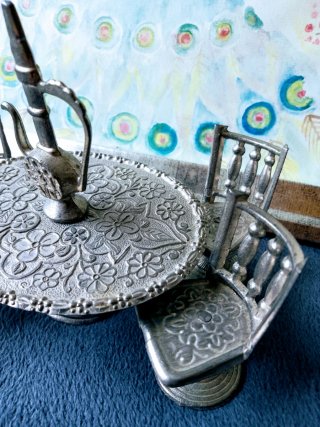Miniatura mesa y sillas de metal