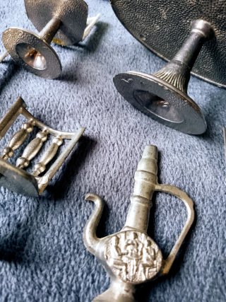 Miniatura mesa y sillas de metal